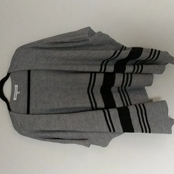 CUPCAKES &amp; CASHMERE Women’s Gray Black Poncho Size Small