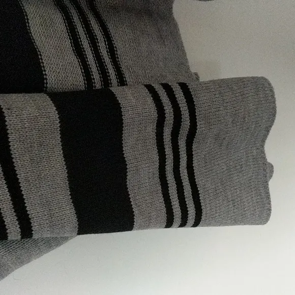 CUPCAKES &amp; CASHMERE Women’s Gray Black Poncho Size Small