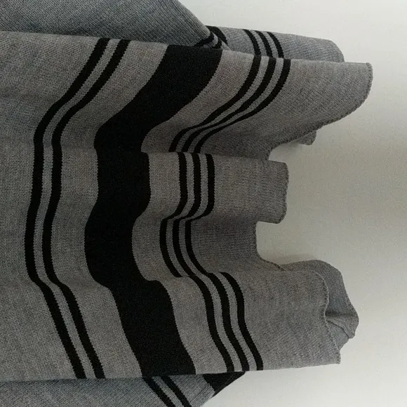 CUPCAKES &amp; CASHMERE Women’s Gray Black Poncho Size Small