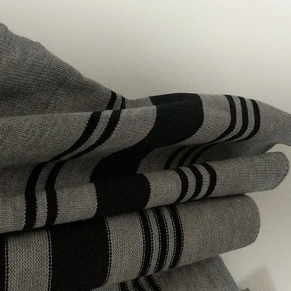 CUPCAKES &amp; CASHMERE Women’s Gray Black Poncho Size Small