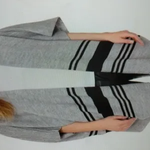 CUPCAKES &amp; CASHMERE Women’s Gray Black Poncho Size Small