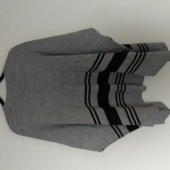 CUPCAKES &amp; CASHMERE Women’s Gray Black Poncho Size Small