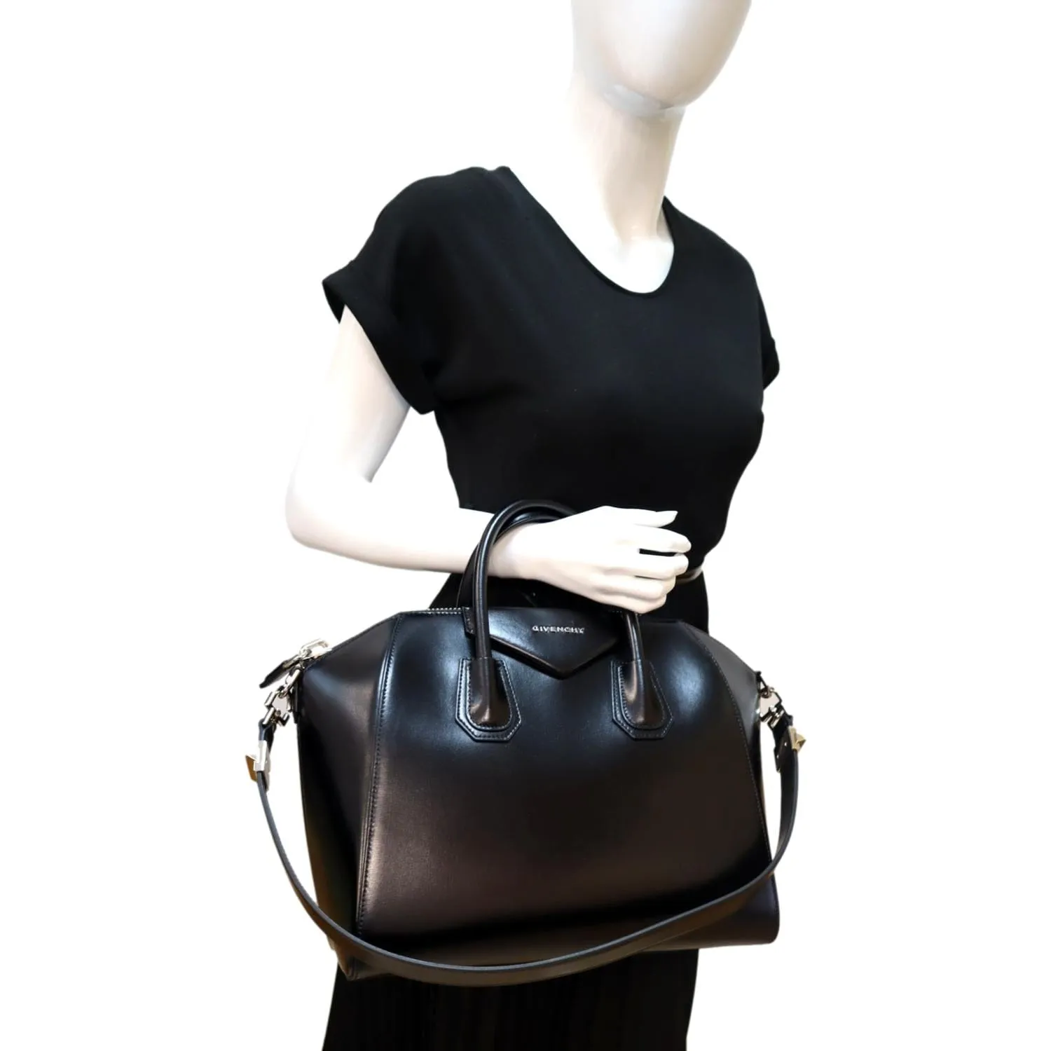 GIVENCHY Antigona Medium Calfskin Leather Shoulder Bag Black