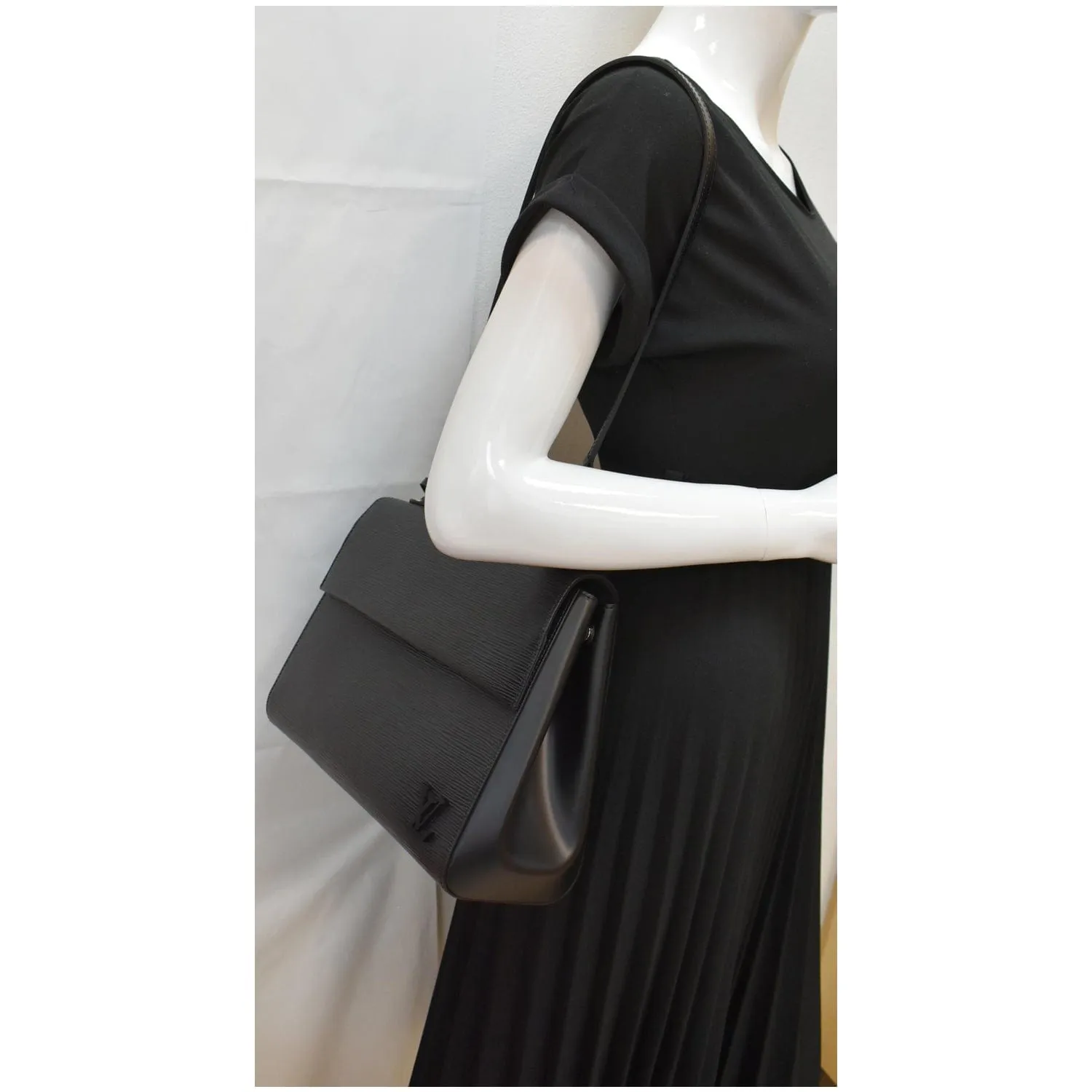 LOUIS VUITTON Cluny MM Epi Leather Shoulder Bag Black