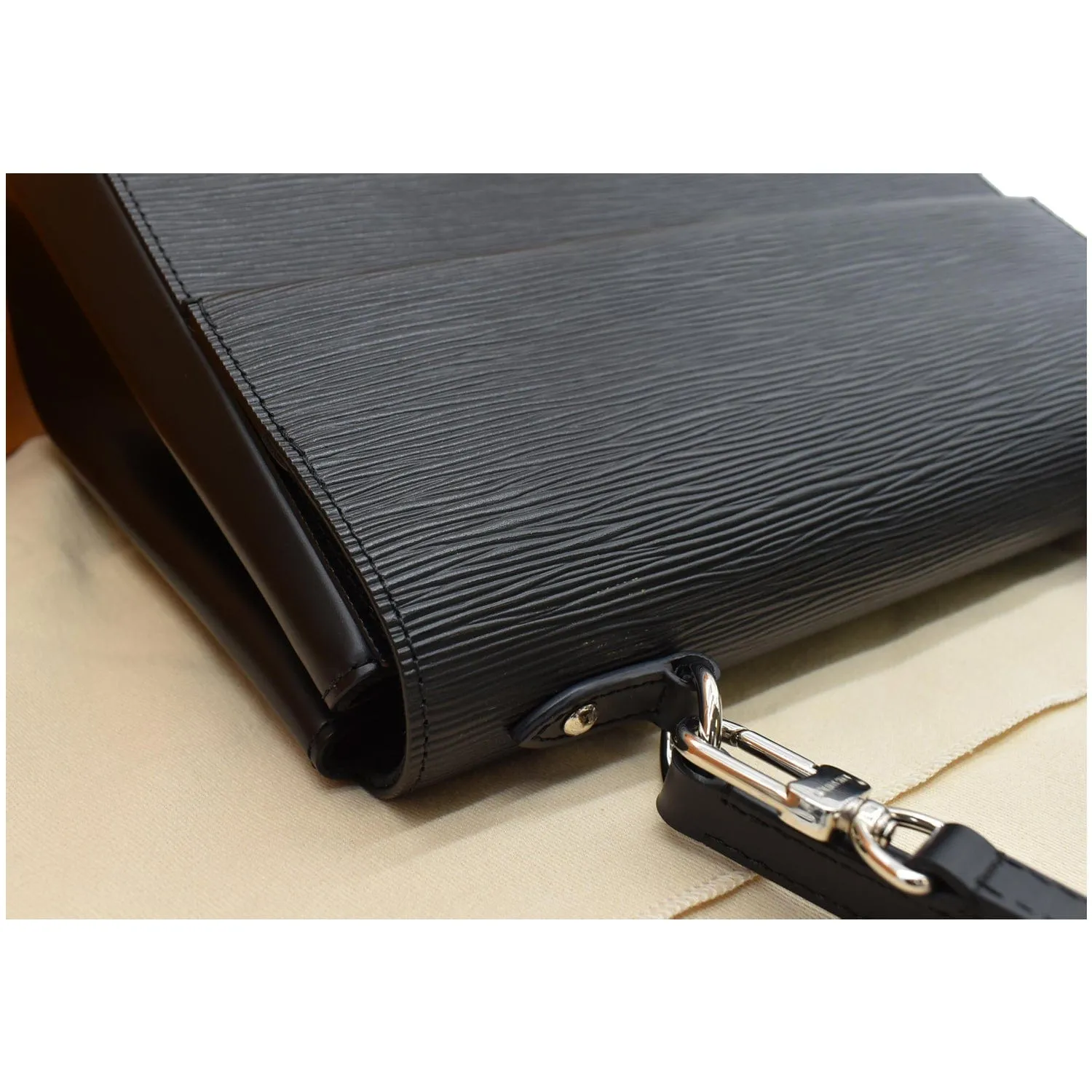 LOUIS VUITTON Cluny MM Epi Leather Shoulder Bag Black