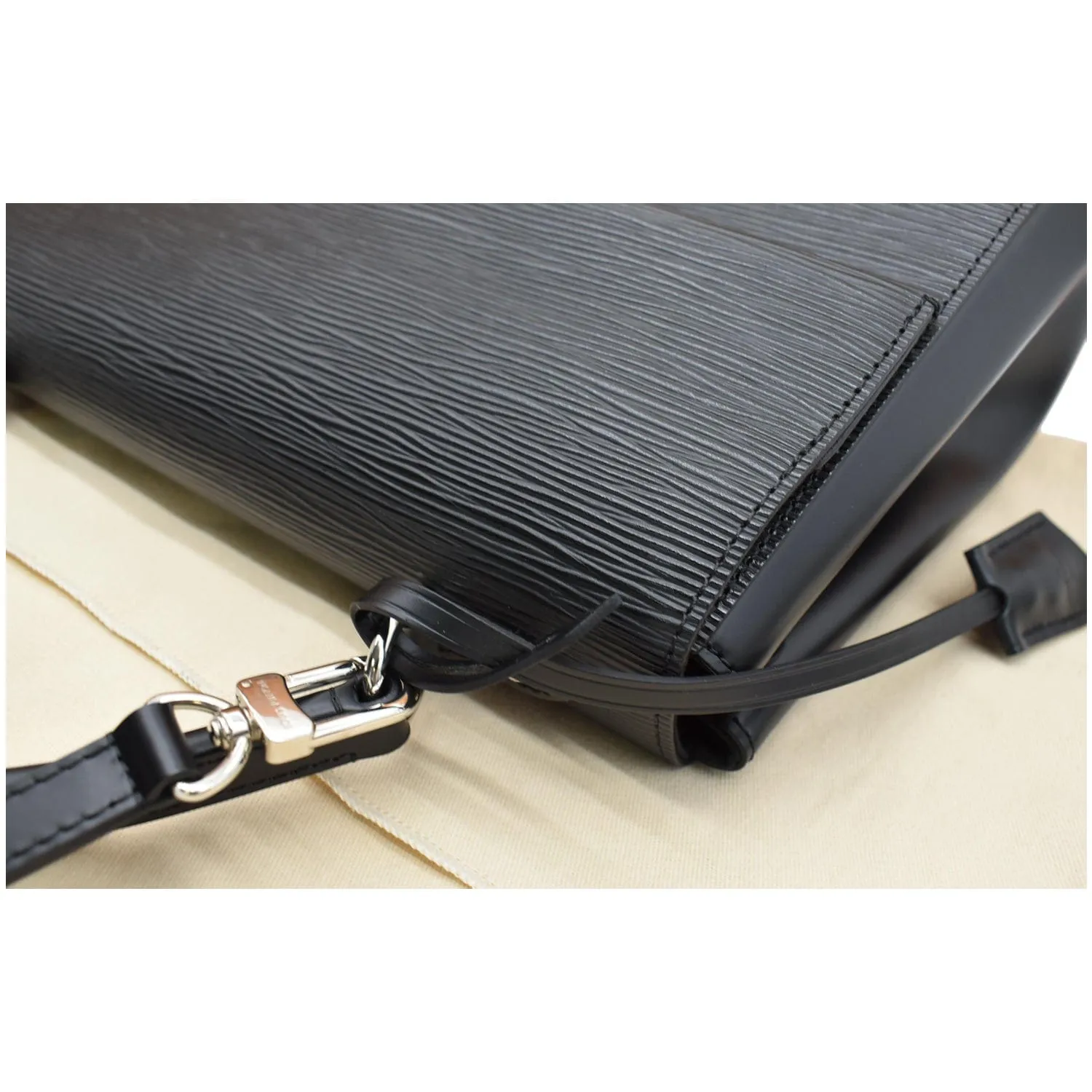 LOUIS VUITTON Cluny MM Epi Leather Shoulder Bag Black