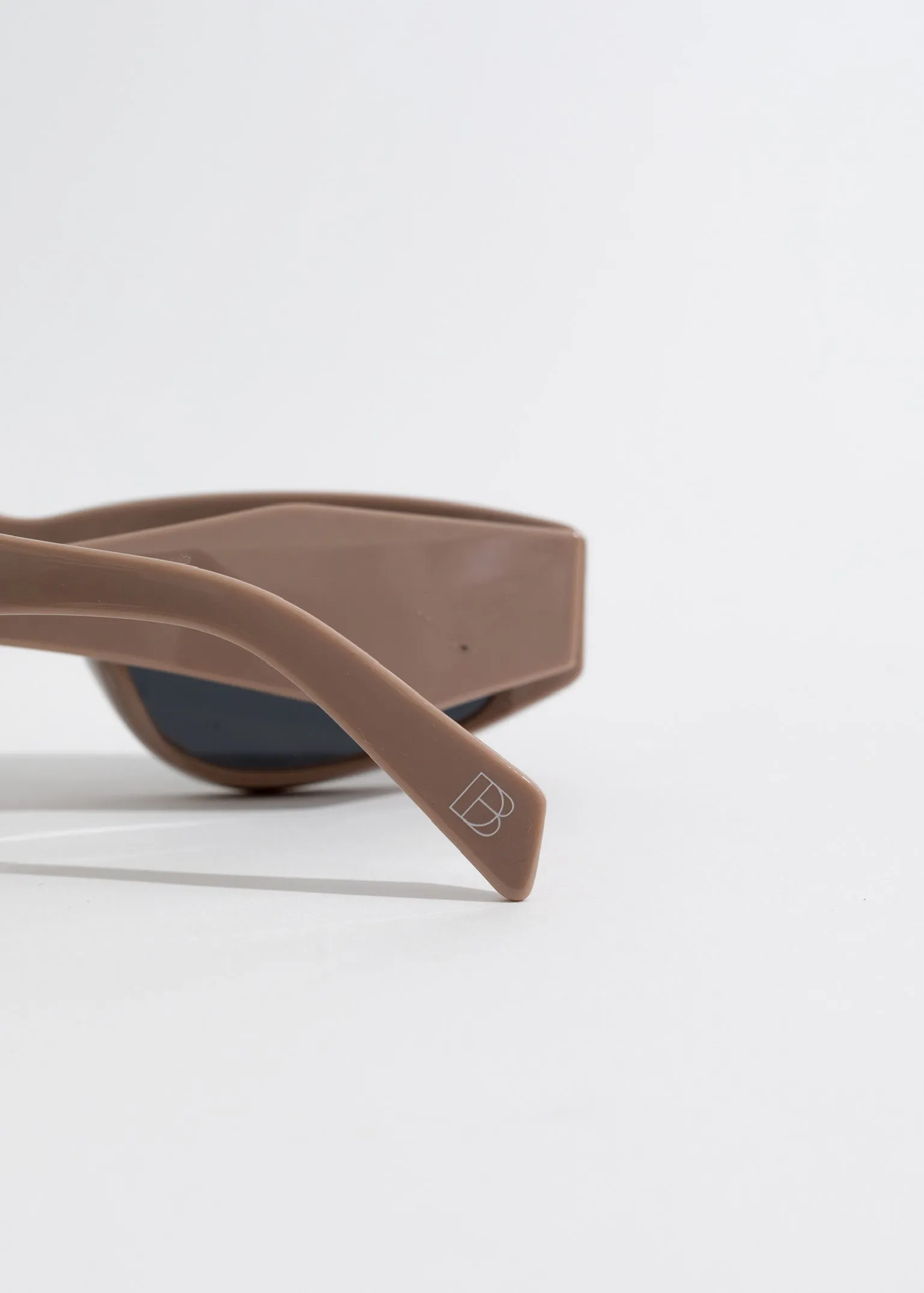 Moving On Oval Sunglasses Brown