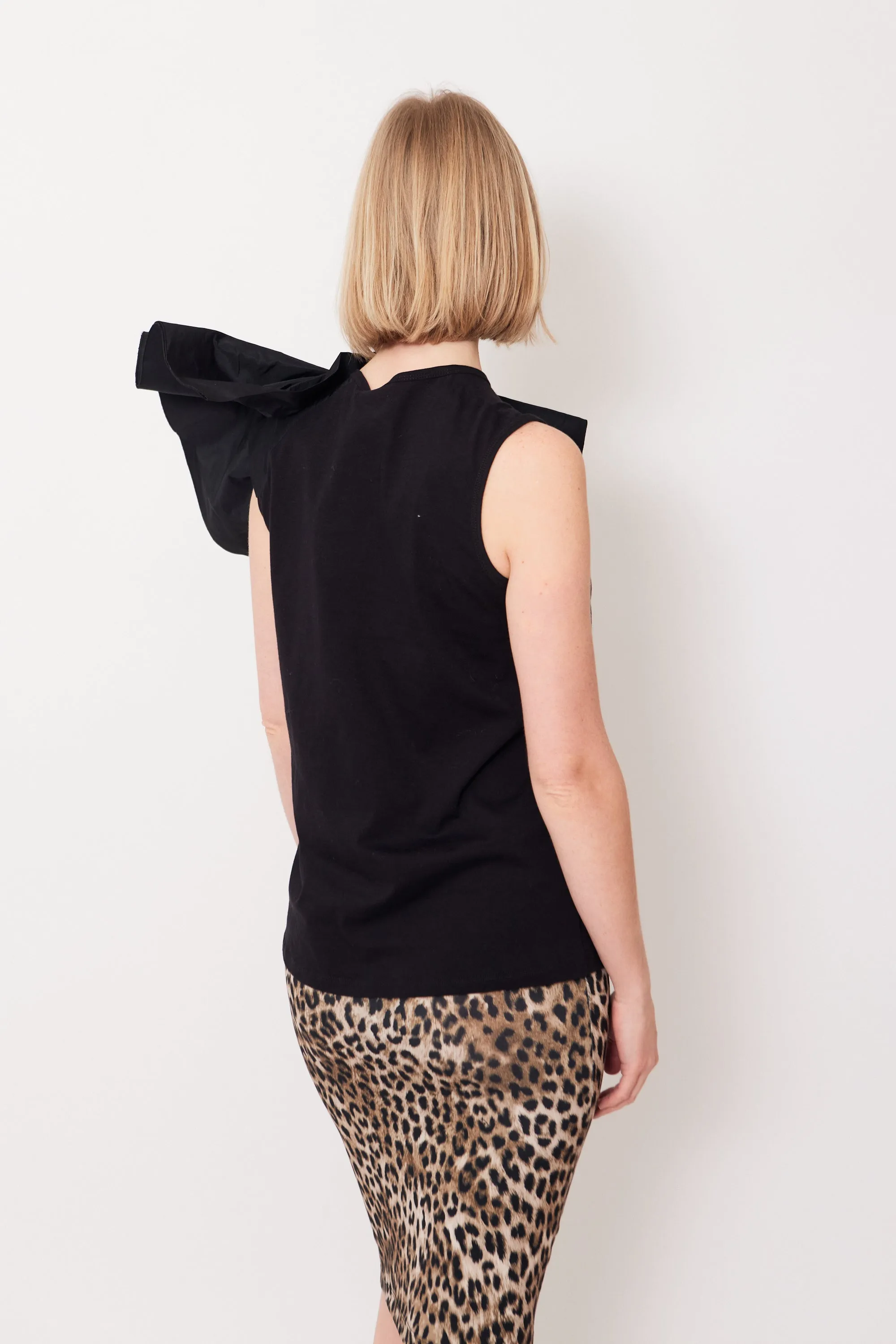 N°21 Dramatic Shoulder Sleeveless Top