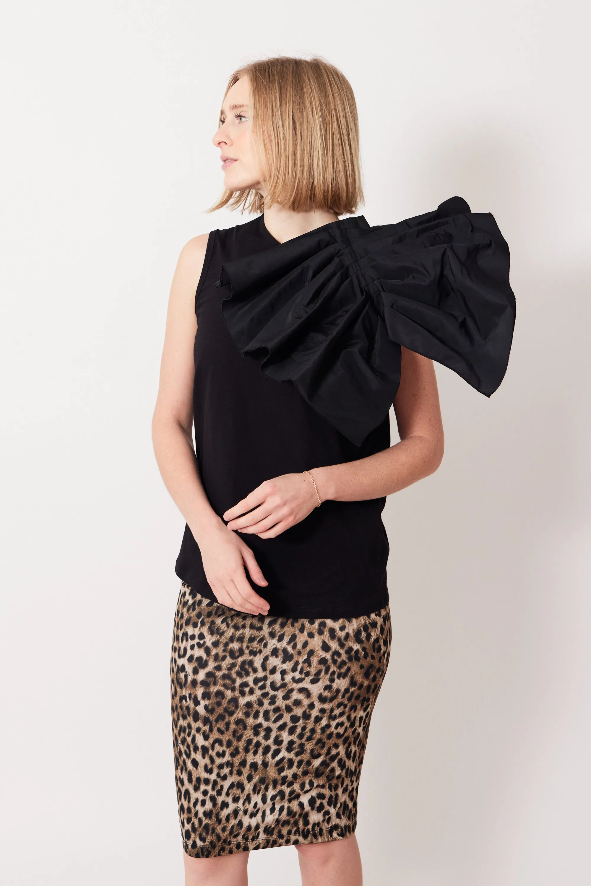 N°21 Dramatic Shoulder Sleeveless Top