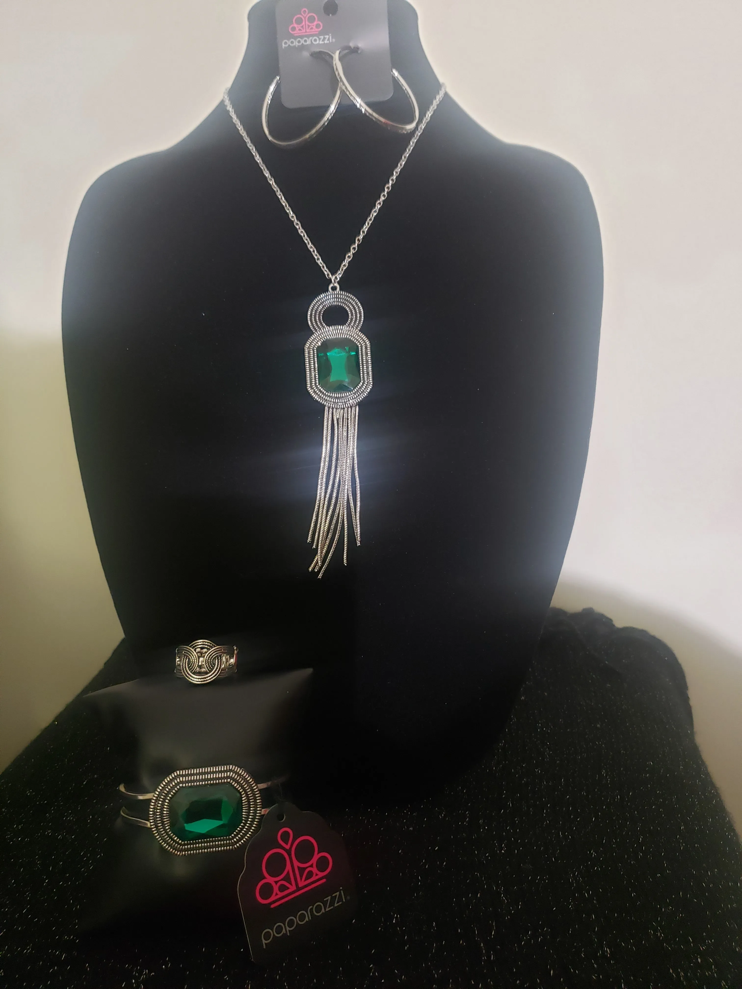 Paparazzi - Fashion Fix - A Good Talisman Is Hard To Find -Green Complete Set