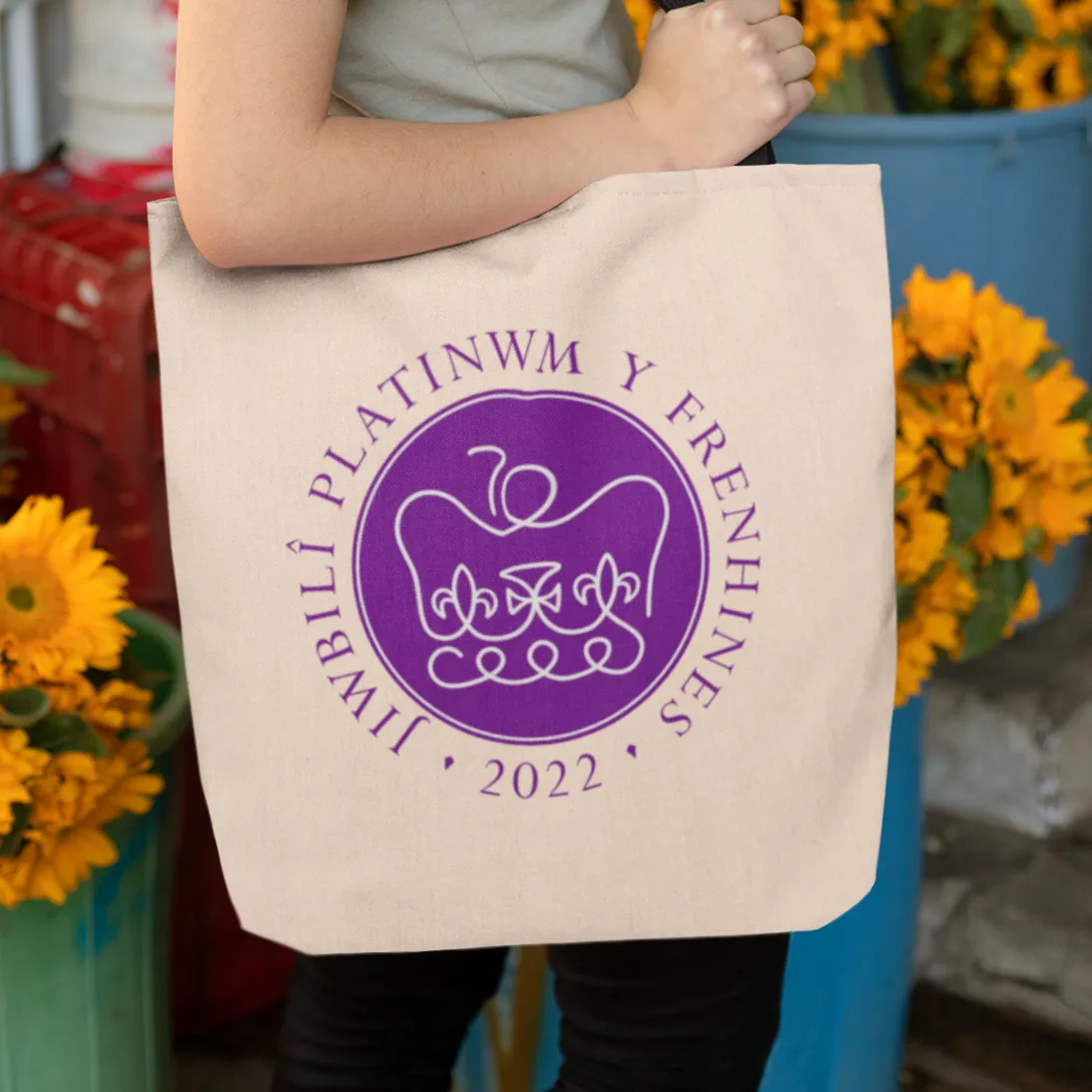 QUEENS PLATINUM JUBILEE 2022 TOTE BAG WITH SHORT BLACK HANDLES- 37cm x 42cm