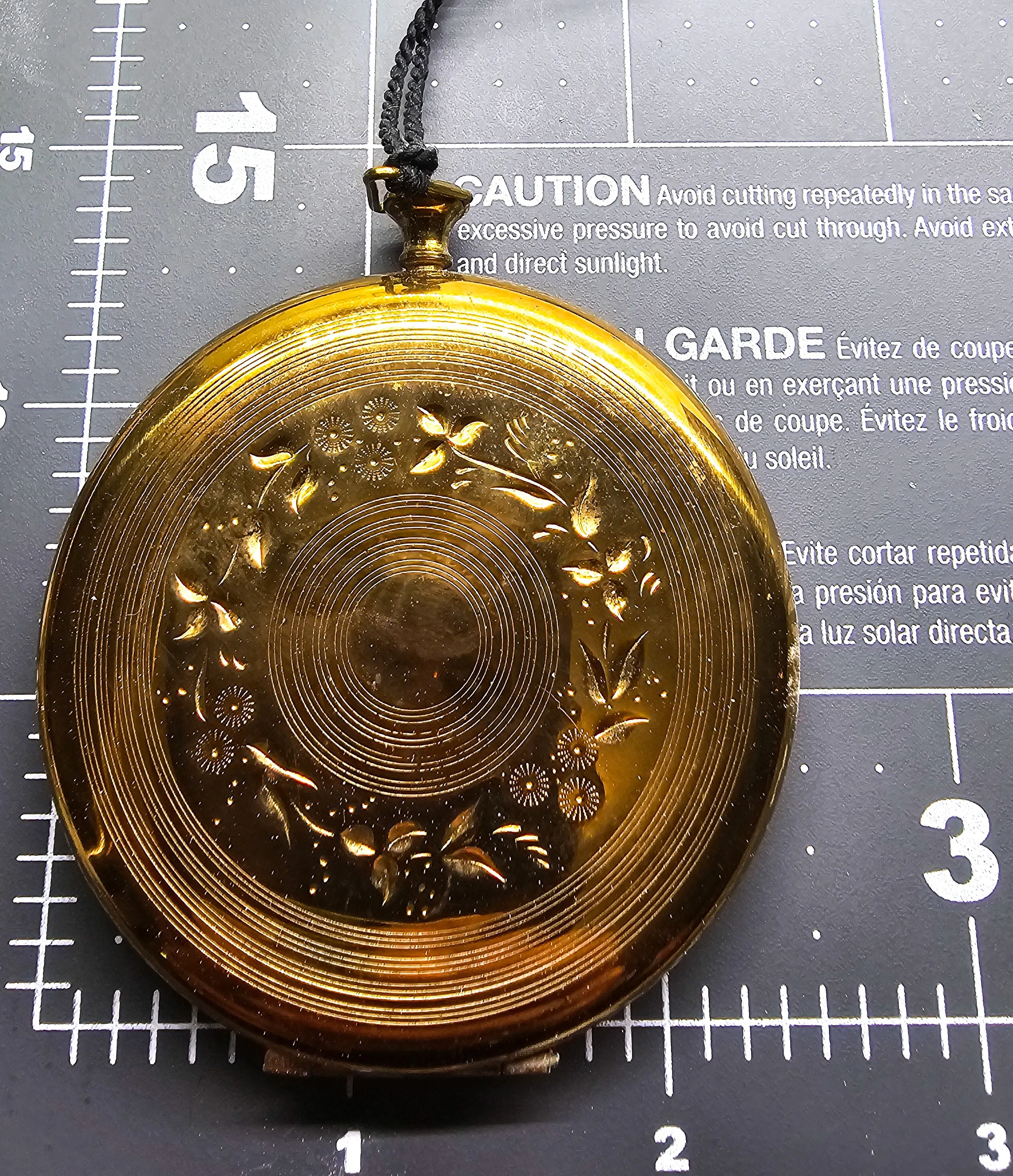 Zell Fifth Avenue gold tones vintage mirror powder compact with tassel mesh case